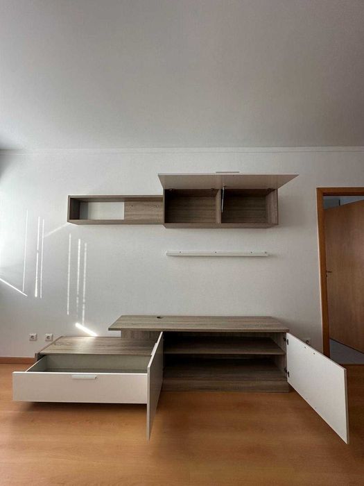 Móvel TV IKEA branco e castanho com prateleira em óptimo estado