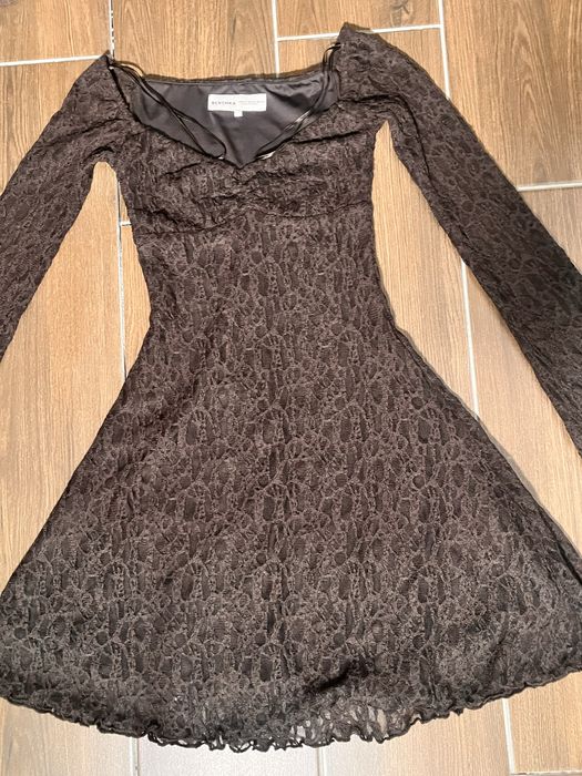 Коротка мереживна коричнева сукня з відкритими плечима від Bershka