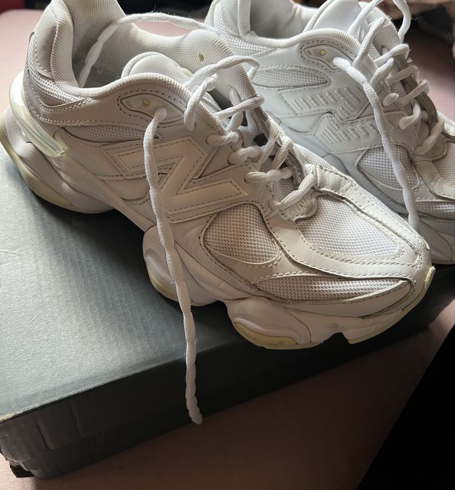 Sneakersy New Balance 9060 w wersji kolorystycznej "Triple White"