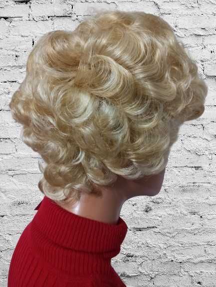 Krótka blond  kręcona peruka z grzywką -Nessaja wigs