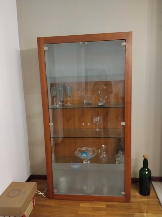 Vitrine em cerejeira
