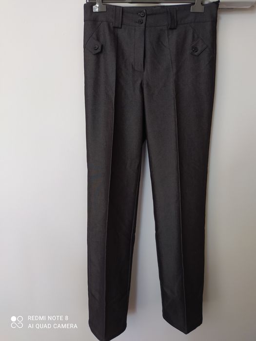 Czarne spodnie w kant