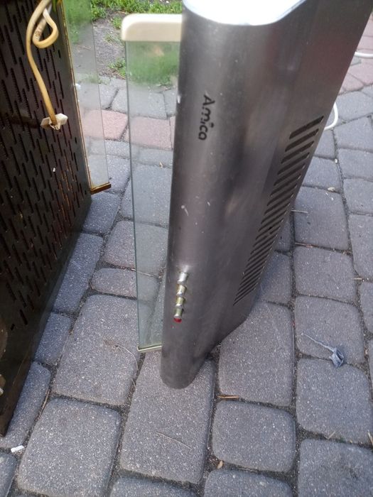 Dwa okapy Amica uszkodzony