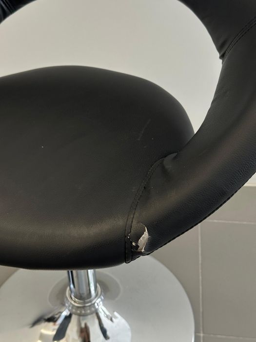 Banco/cadeira em preto, regulável e pé metálico