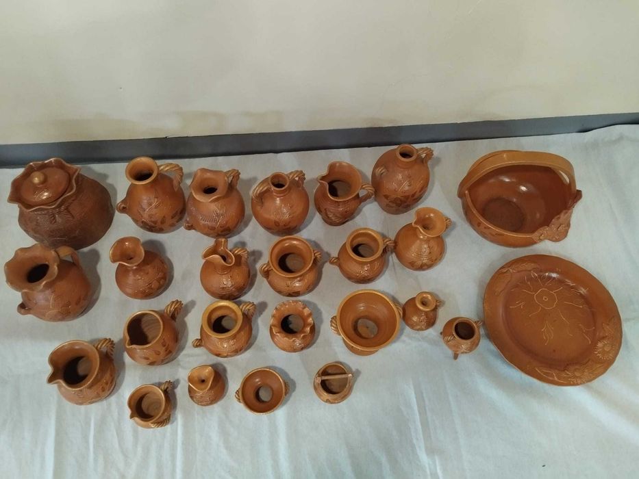 Conjunto de peças de barro pintadas à mão