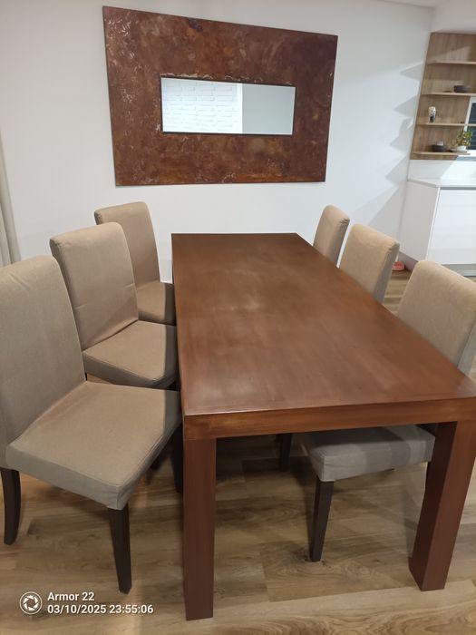 Mesa de jantar e cadeiras