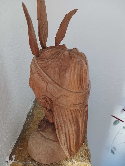 Busto de indígena esculpido em madeira