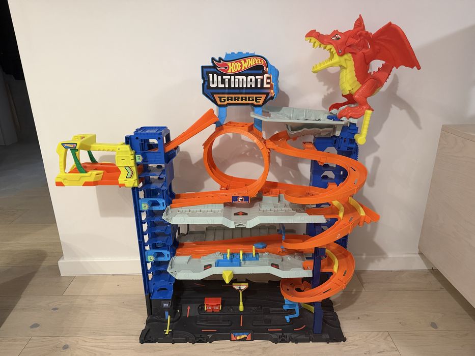 Hot Wheels City Mega Garaż Atak smoka HKX48 + 5 aut