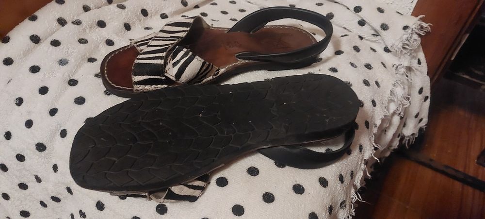 Sandálias preta e branca 35