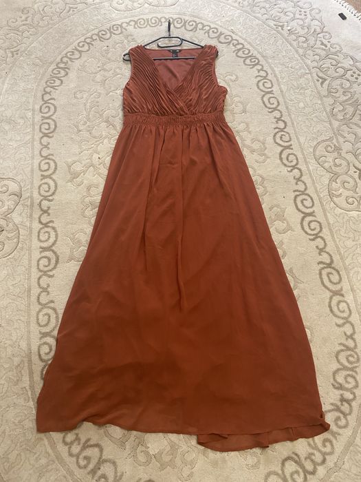 Жіноче плаття та блузки