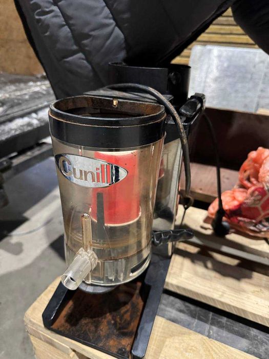 Кавомашина ,барна стійка, Льодогенератор,кавомолка, вітрина холодильна