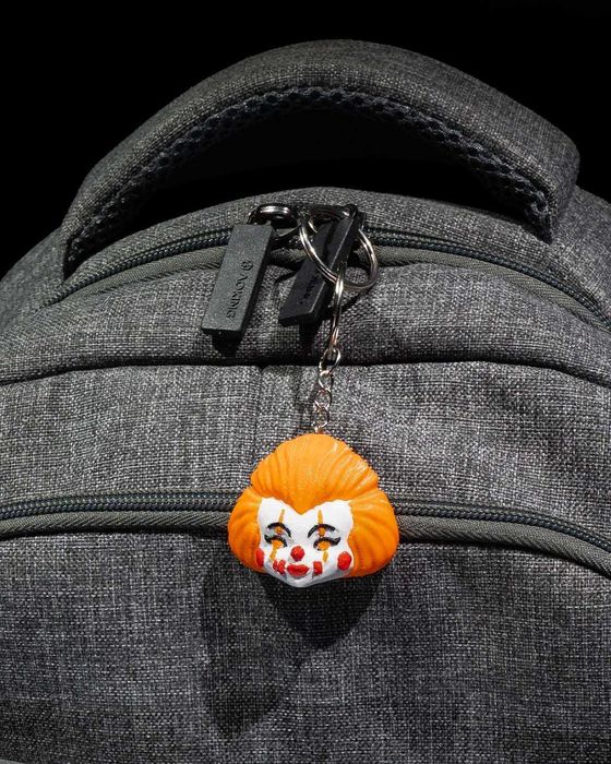 Brelok Pennywise - Ożyw swoje klucze dreszczykiem grozy!