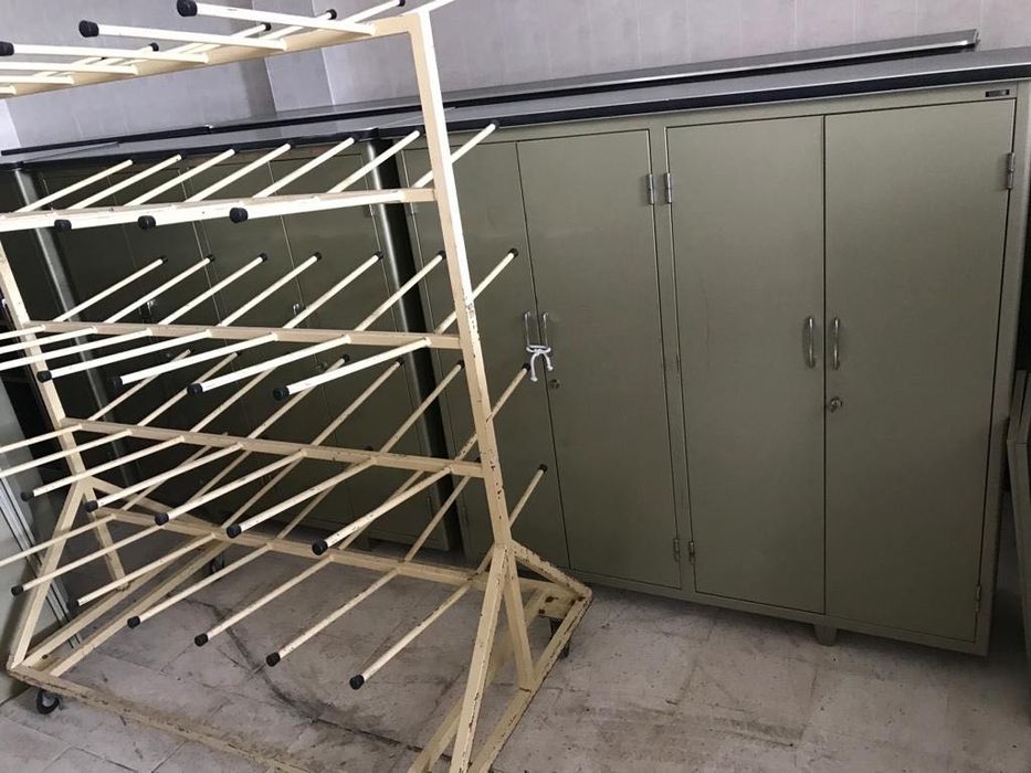 Estrutura de metal para pendurar cortes de calçado
