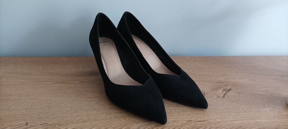 Zamszowe czółenka Bershka