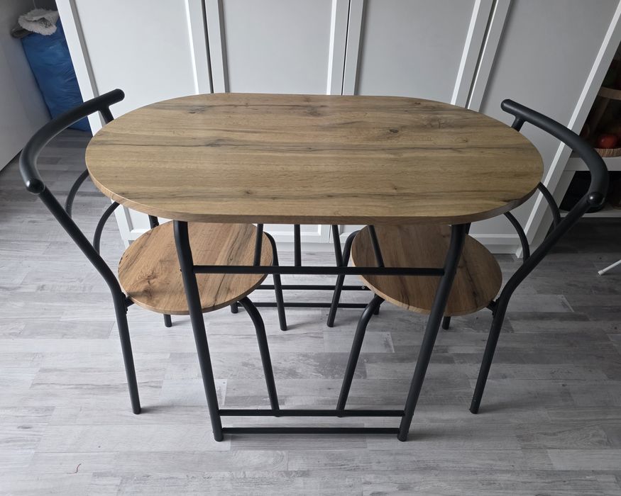 Stolik i dwa krzesła