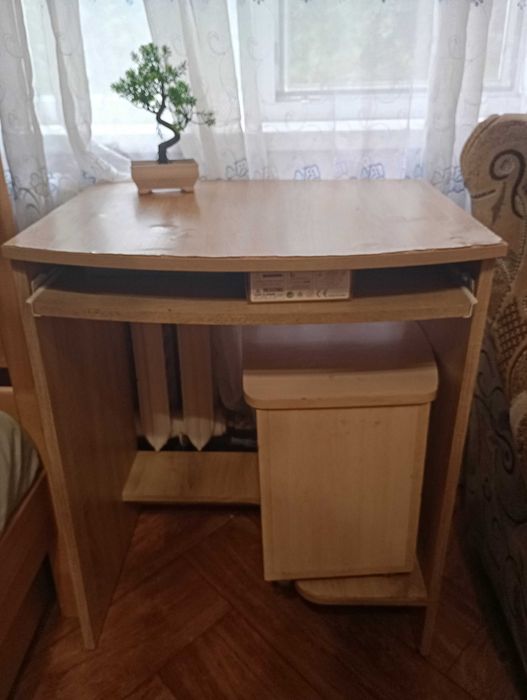 Продам дитячу зростаючу парту з дерева, є деякий дефект