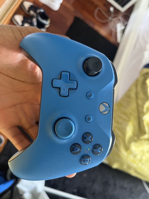 Xbox one S 1T + 2 comandos e jogos