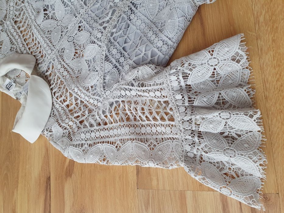 Koronkowa sukienka midi z bialym kołnierzem i ozdobnym rękawem