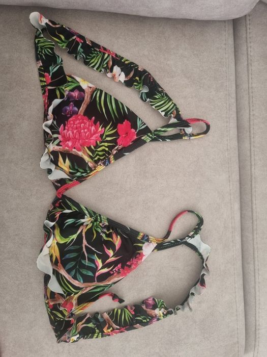 Bikini preto com padrão tropical