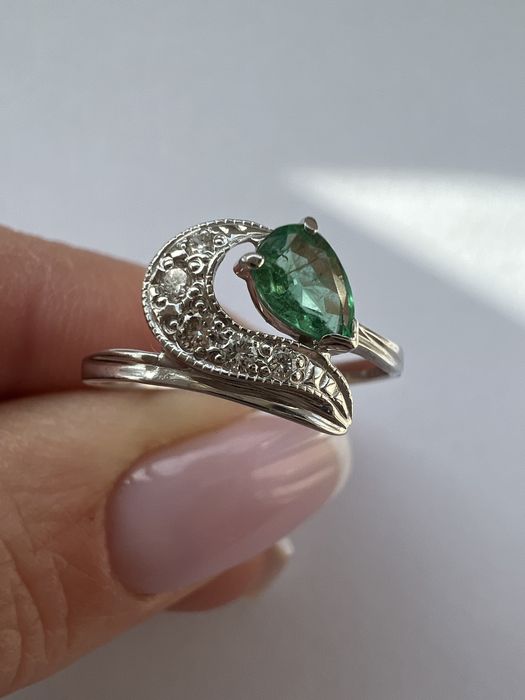 Золотое кольцо с бриллиантами и изумрудом р16 белое золото 585 проба