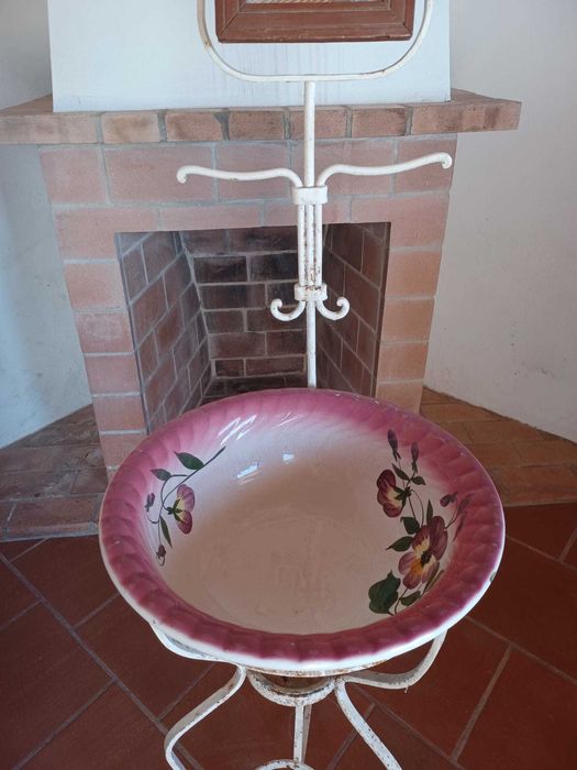 Lavatório antigo com espelho e bacia de loiça