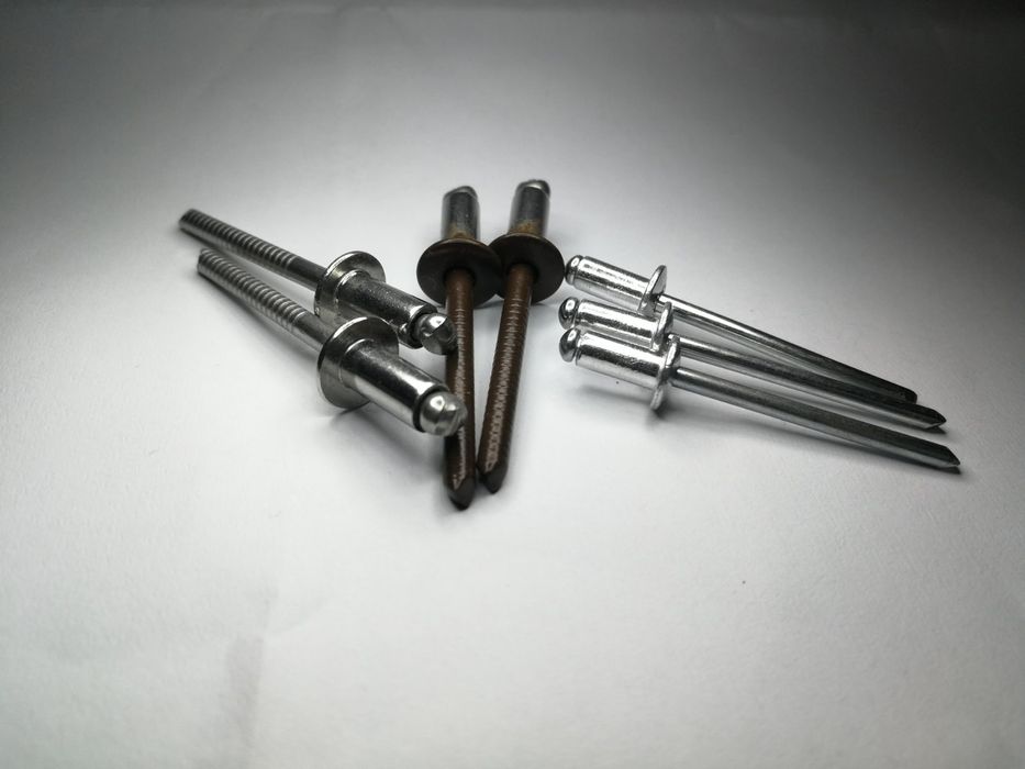 Процесс нанесения заклепок