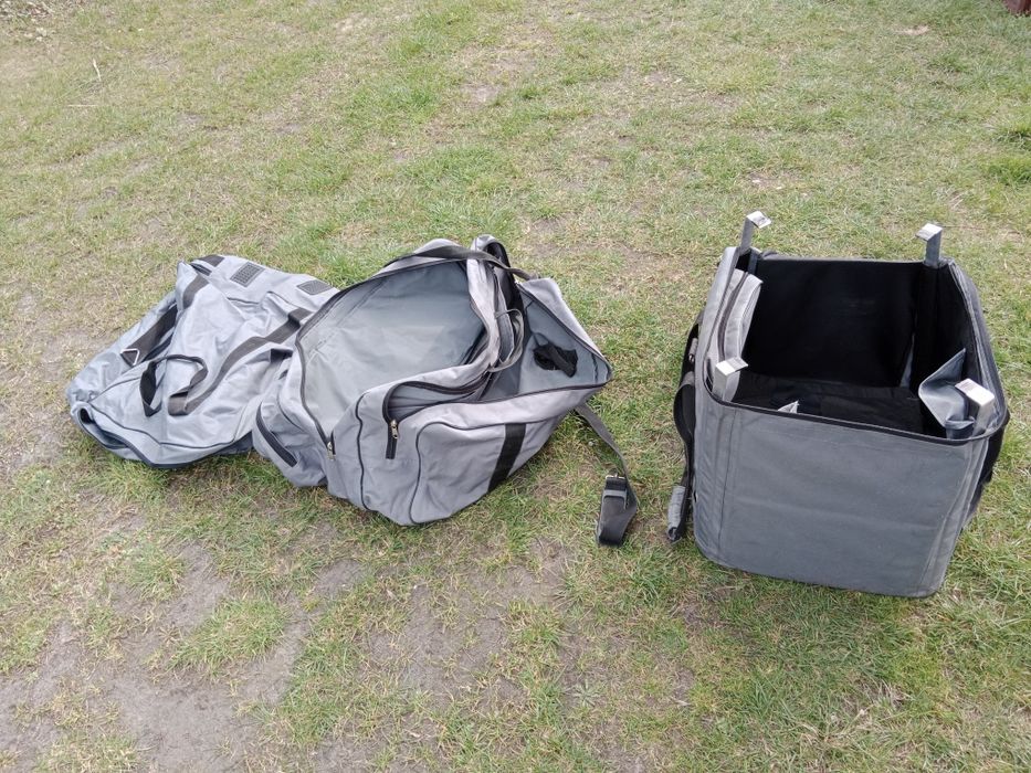 Zestaw 3 toreb, jedna klasyczna, jedna wysoka, jedna na stelażu.