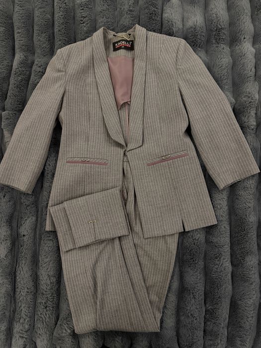 Класичний жіночий костюм у смужку