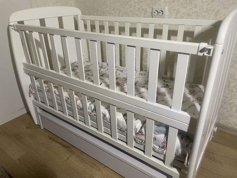 Дитяче ліжечко з матрацом