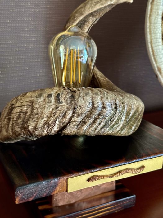 Candeeiro artesanal em madeira e corno natural    Peça única