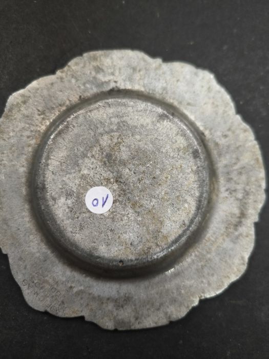 Cinzeiro antigo com brasão