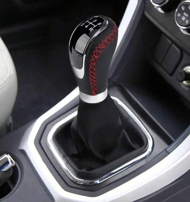 Cabeça de mudanças desportiva vermelha e preta