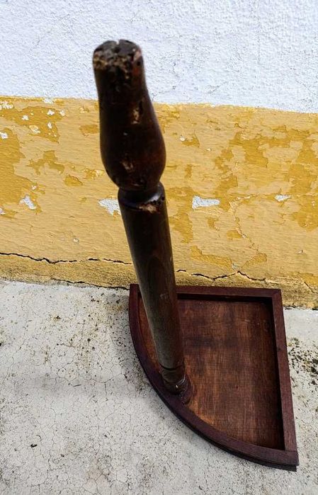 Mesa de canto de apoio perneta em madeira de vários tipos