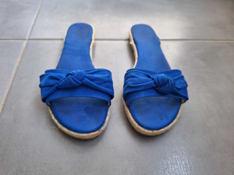 Chinelas Azuis e Rafia
