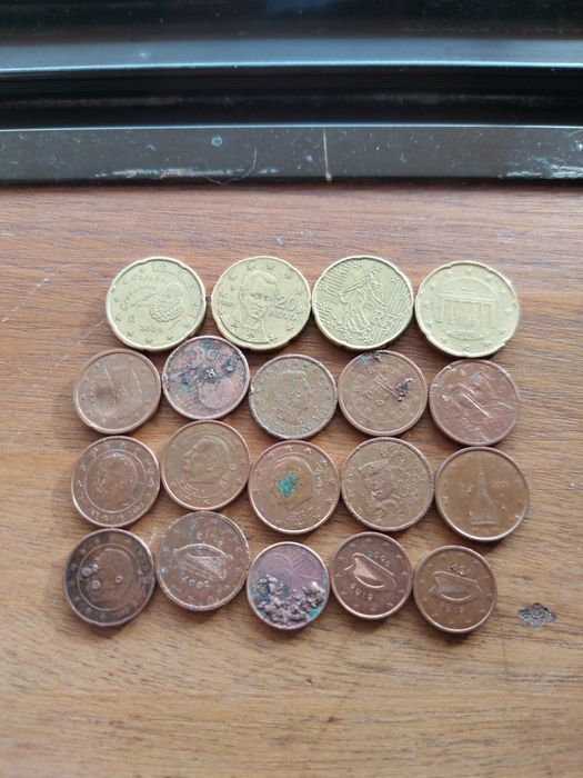 Moedas com defeito diferentes e de vários países