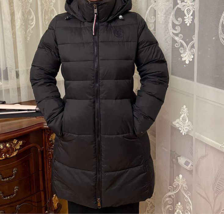 Продаю женакая куртка  зимова TOMMY = HILFIGER
