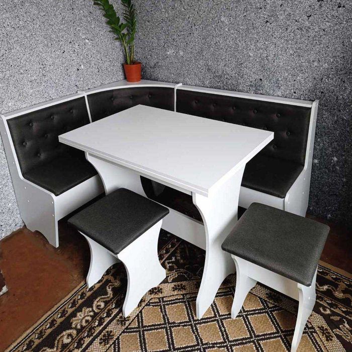 Комплект на кухню: Куток, стіл, дві табуретки. Готово до відправки.