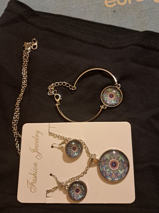 Zestaw biżuterii - naszyjnik, kolczyki, bransoletka