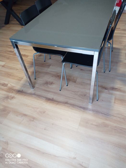 Mesa de jantar  com cadeiras