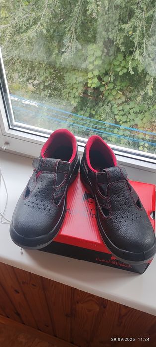 Продаю нові робочі черевикии.