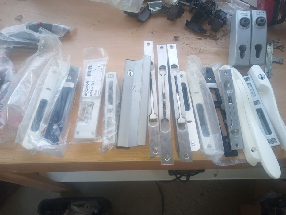 Elementy okuć do stolarki aluminiowej