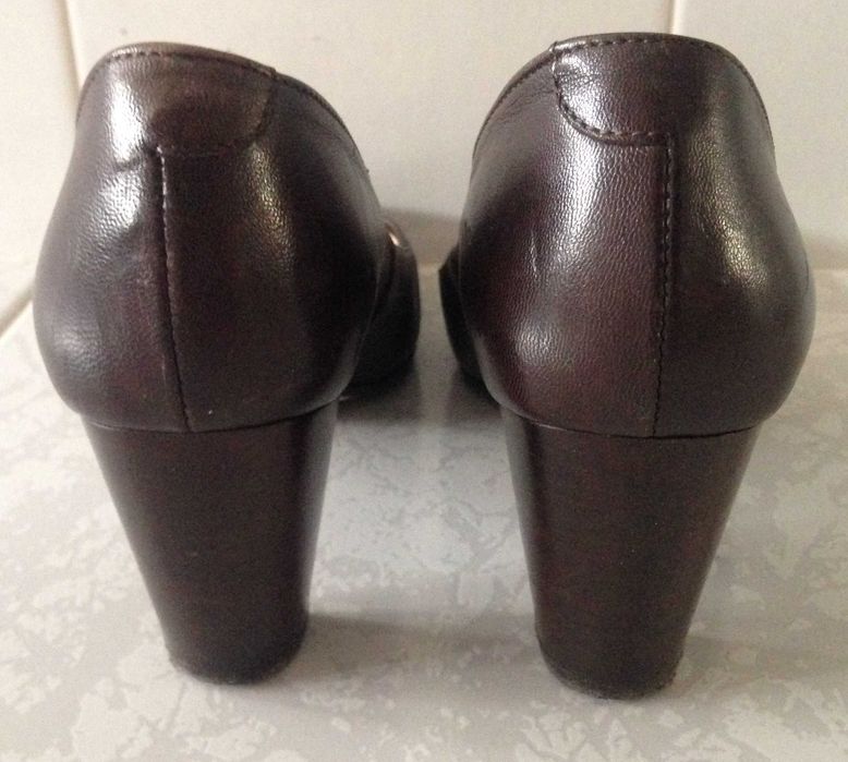 Sapatos em pele cor castanho