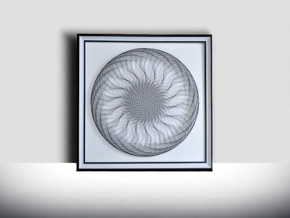 Картина-мандала у техніці String Art.