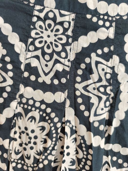 Saia em tecido de algodão, cor branca e preta com  pregas em todo a roda