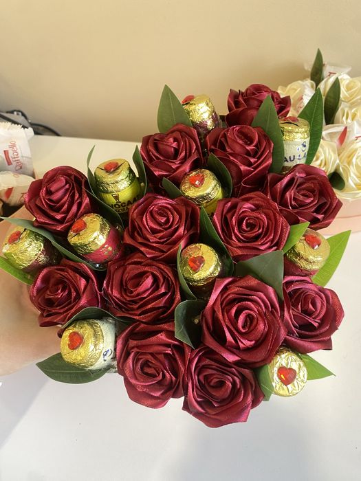 Box z  wiecznych roż ze slodyczami