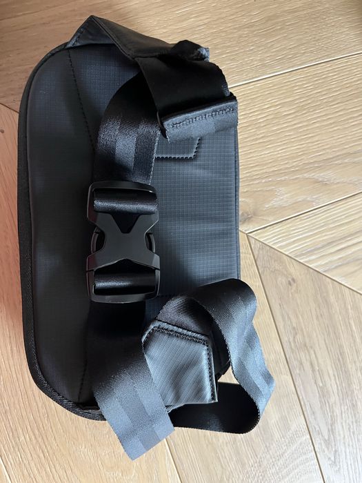 Czarna nerka torba gomatic sling czarna 1 L