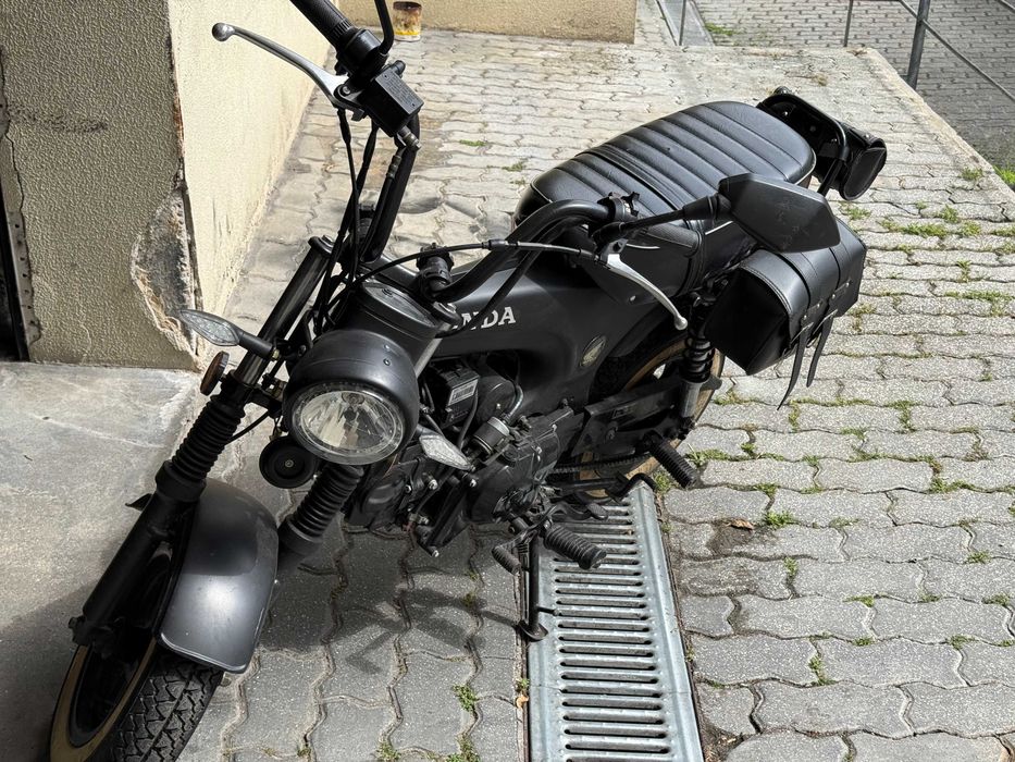Honda DAX 125 ( réplica ) 1000Km ainda a fazer rodagem , ótima para passeios , condução ótima e muito maneirinha .