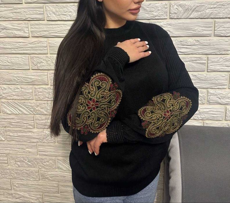 Супер ціна 350 грн. Светрик з вишивкою