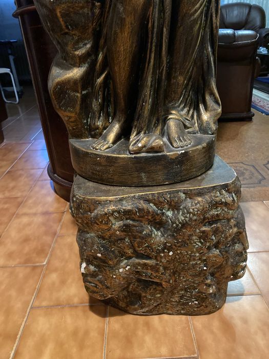 Estatua decorativa em porcelana com pintura bronze