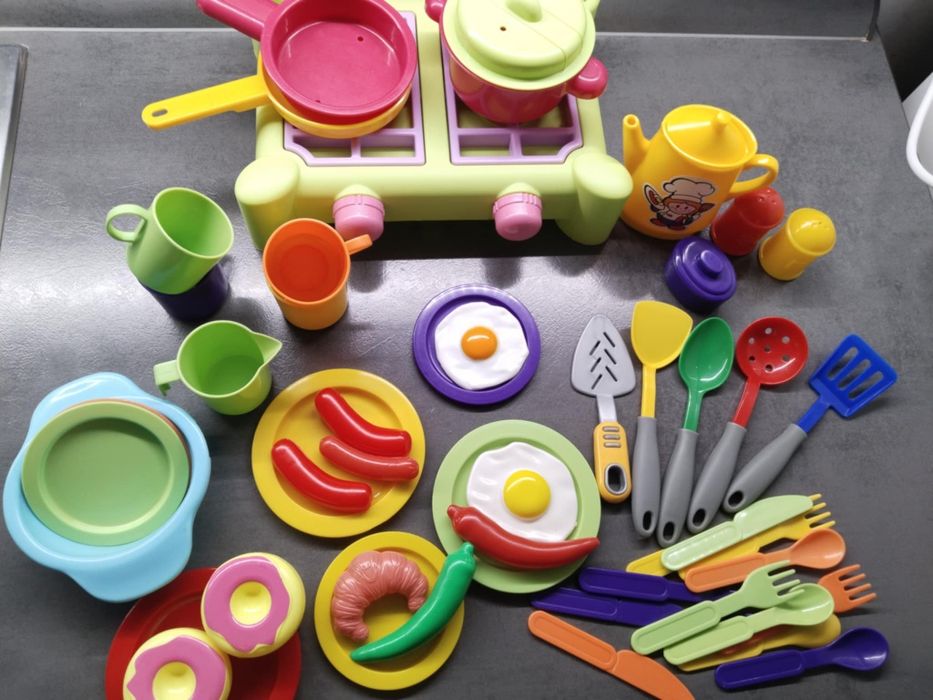 Дитячі іграшки та посудка